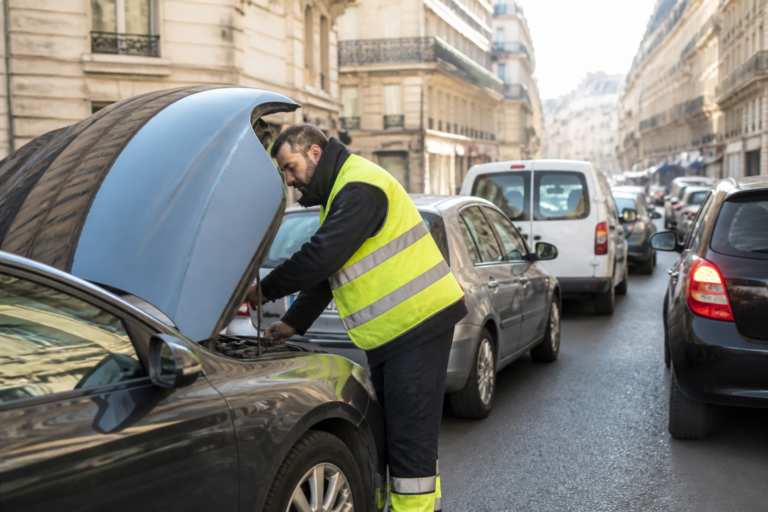 Mécanicien à domicile intervenant sur voiture immobilisée dans une rue à Paris