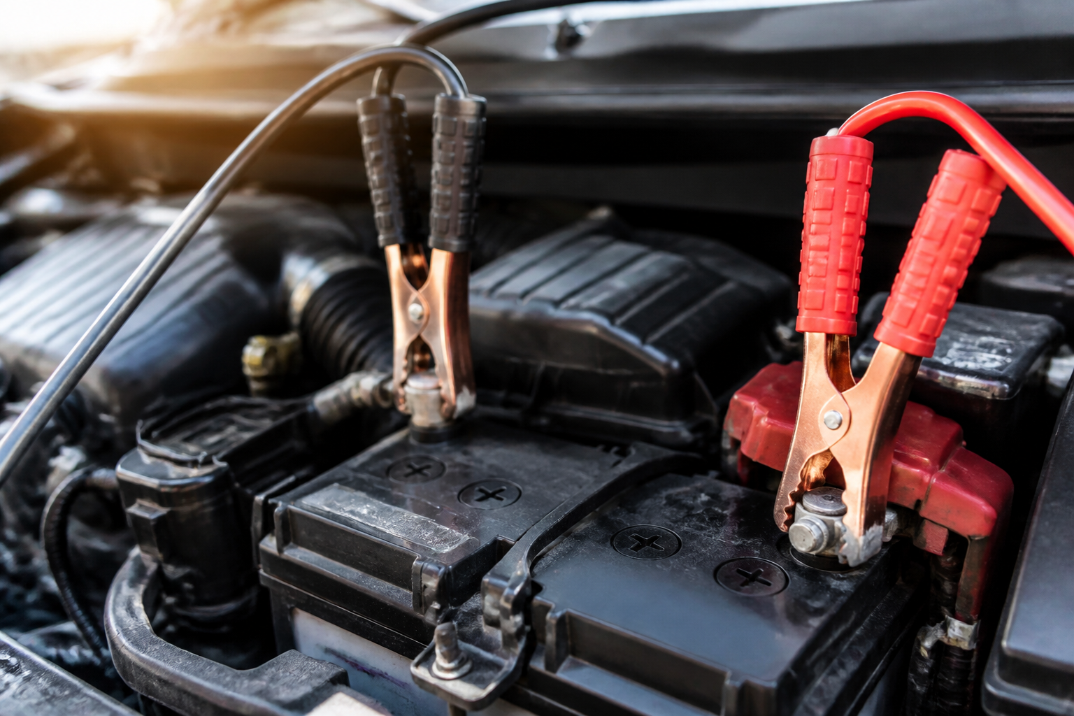 Batterie de voiture avec câbles de démarrage prêts à l'emploi