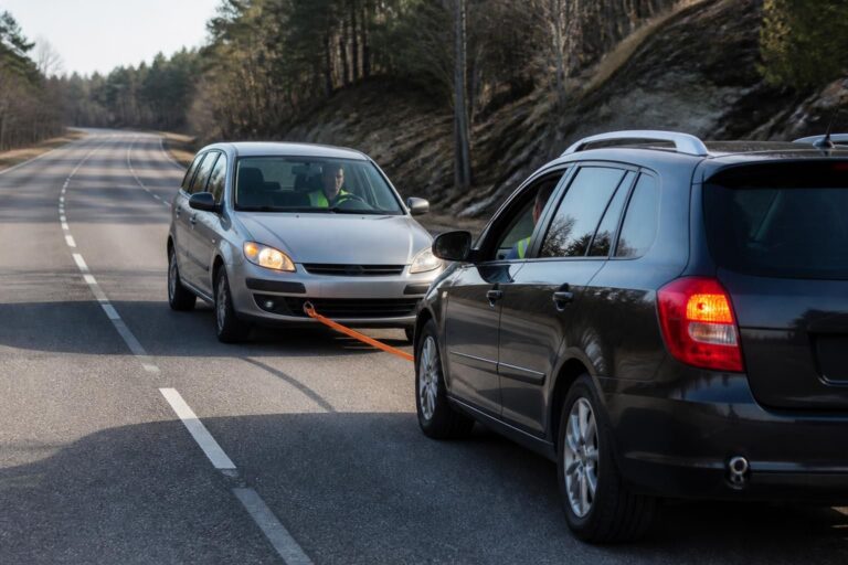 découvrez les étapes essentielles pour remorquer une voiture en toute sécurité, éviter les risques et respecter la réglementation.